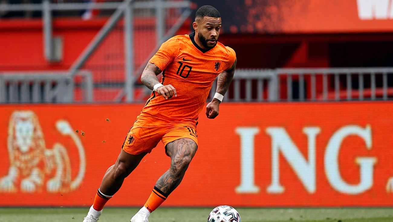 Memphis Depay en un partido con Holanda