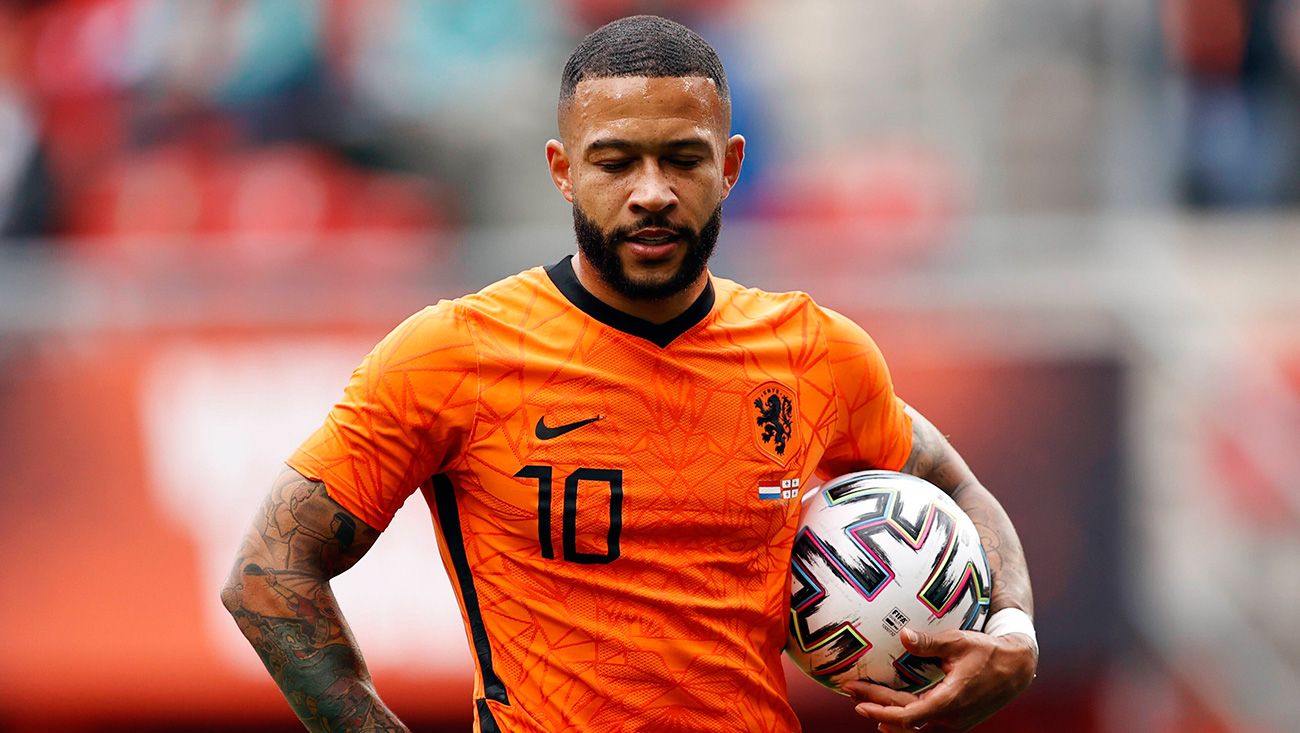 Memphis Depay en un partido con Holanda