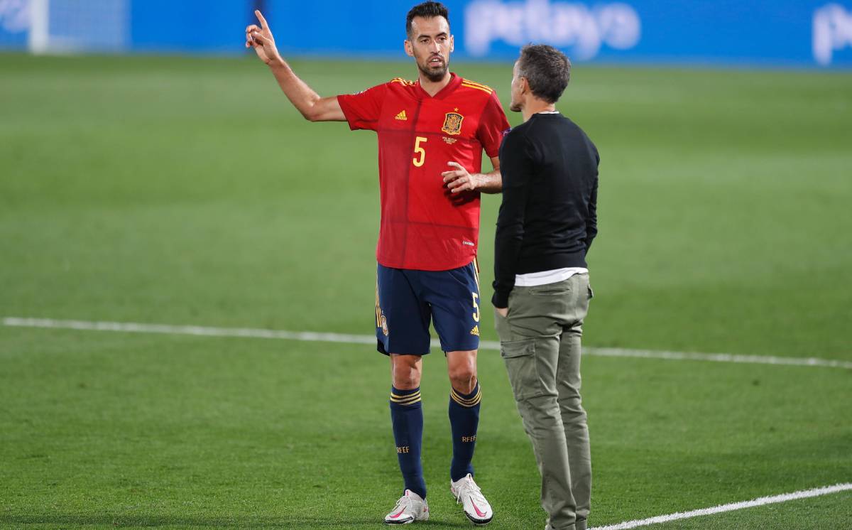 Luis Enrique y Sergio Busquets durante un partido de la selección española