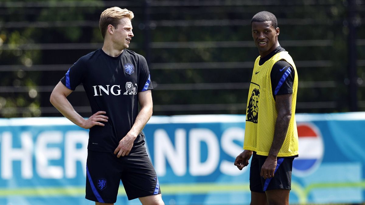 Frenkie De Jong y Memphis Depay, en un entrenamiento con Países Bajos