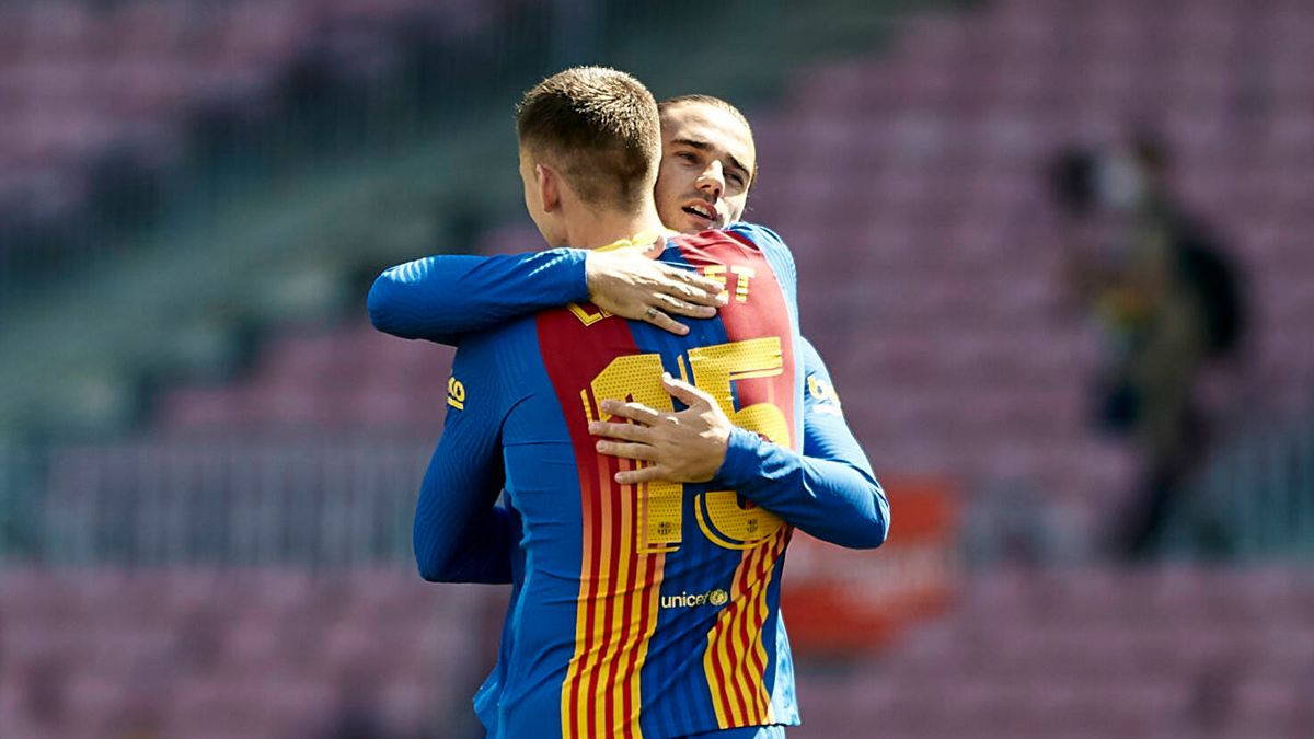 Lenglet y Griezmann, abrazándose en un partido con el Barça