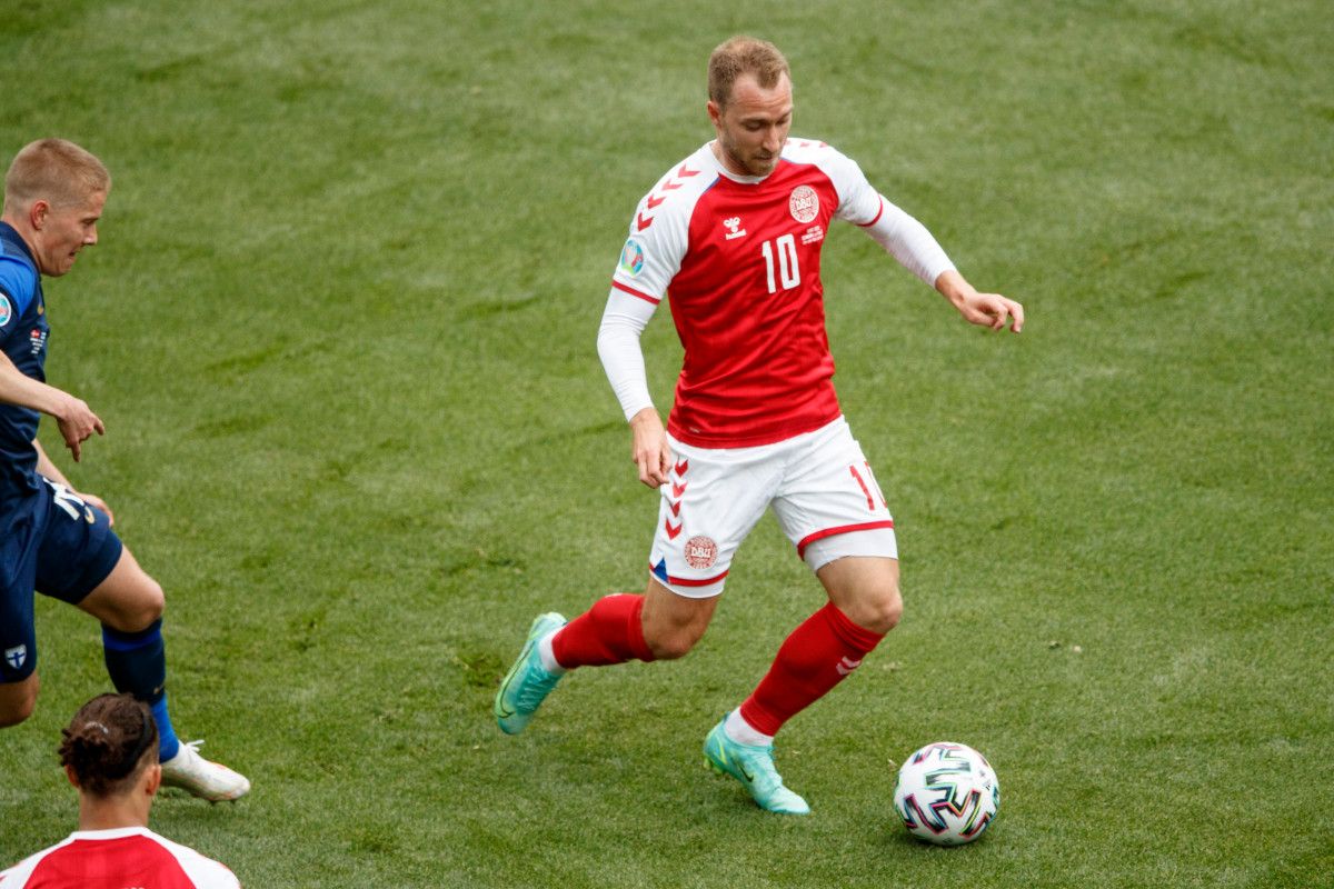 Christian Eriksen durante el partido con Dinamarca antes de desmayarse