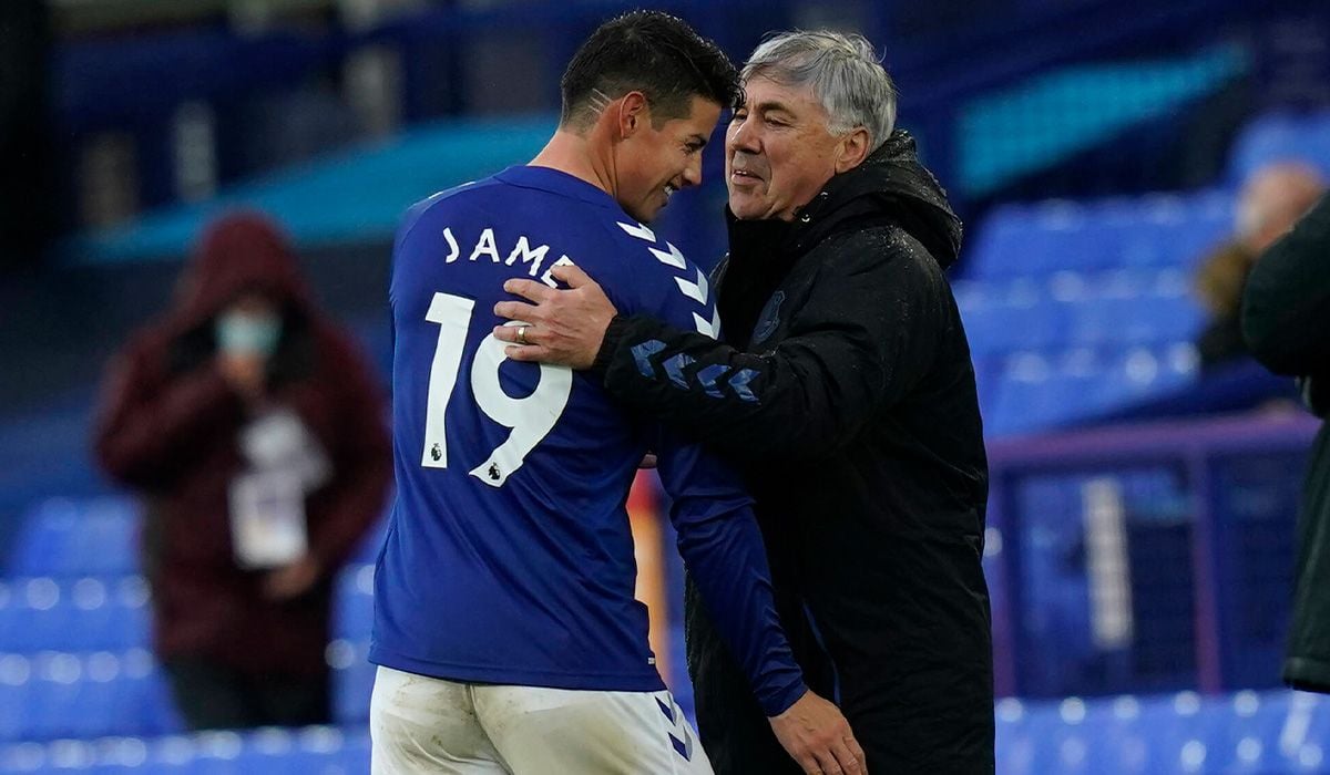 James Rodríguez y Carlo Ancelotti en un partido en Everton