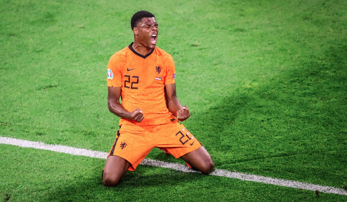Denzel Dumfries celebrando un gol con Holanda