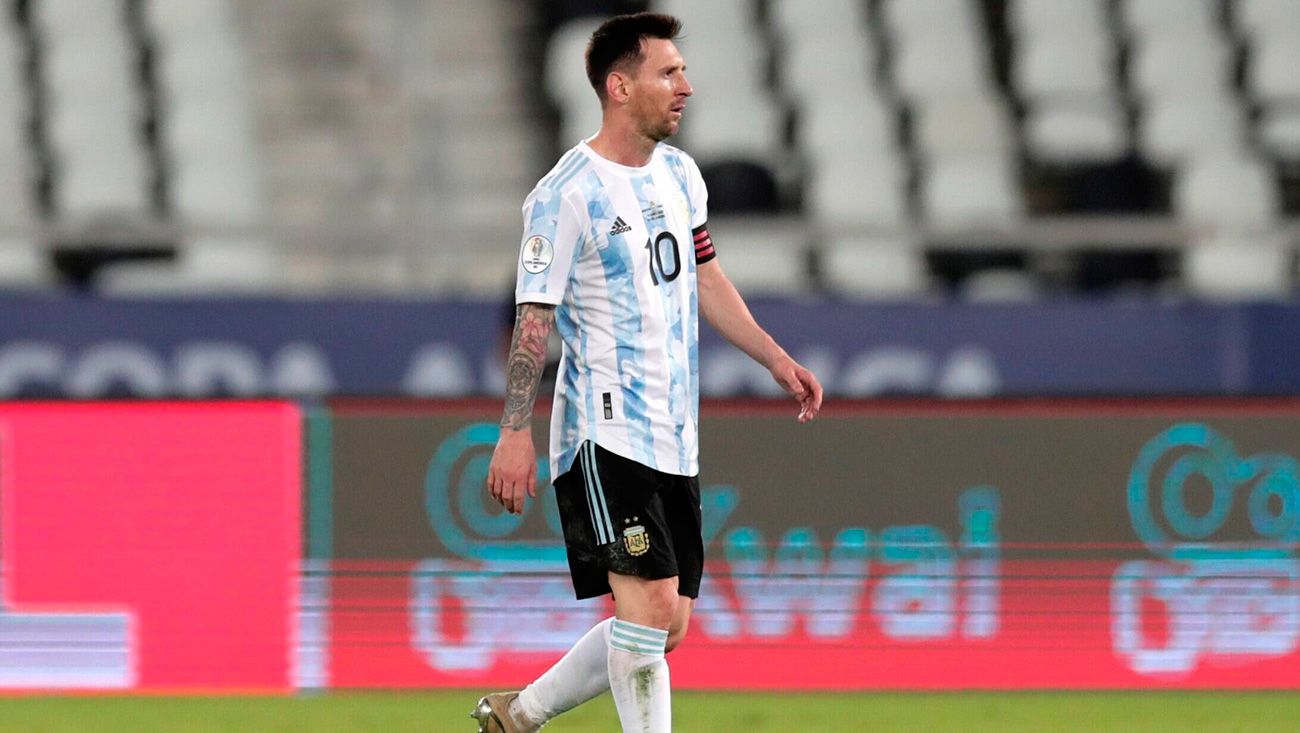 Leo Messi se marcha del partido tras empatar