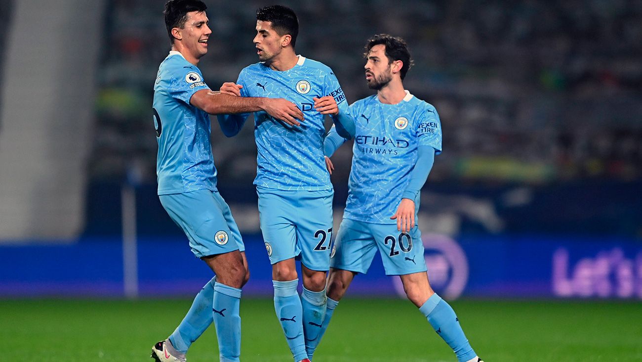 Joao Cancelo, Bernardo Silva y Rodrigo celebran un gol