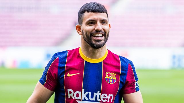 Agüero Appeared with the new T-shirt and fed the rumours on Messi