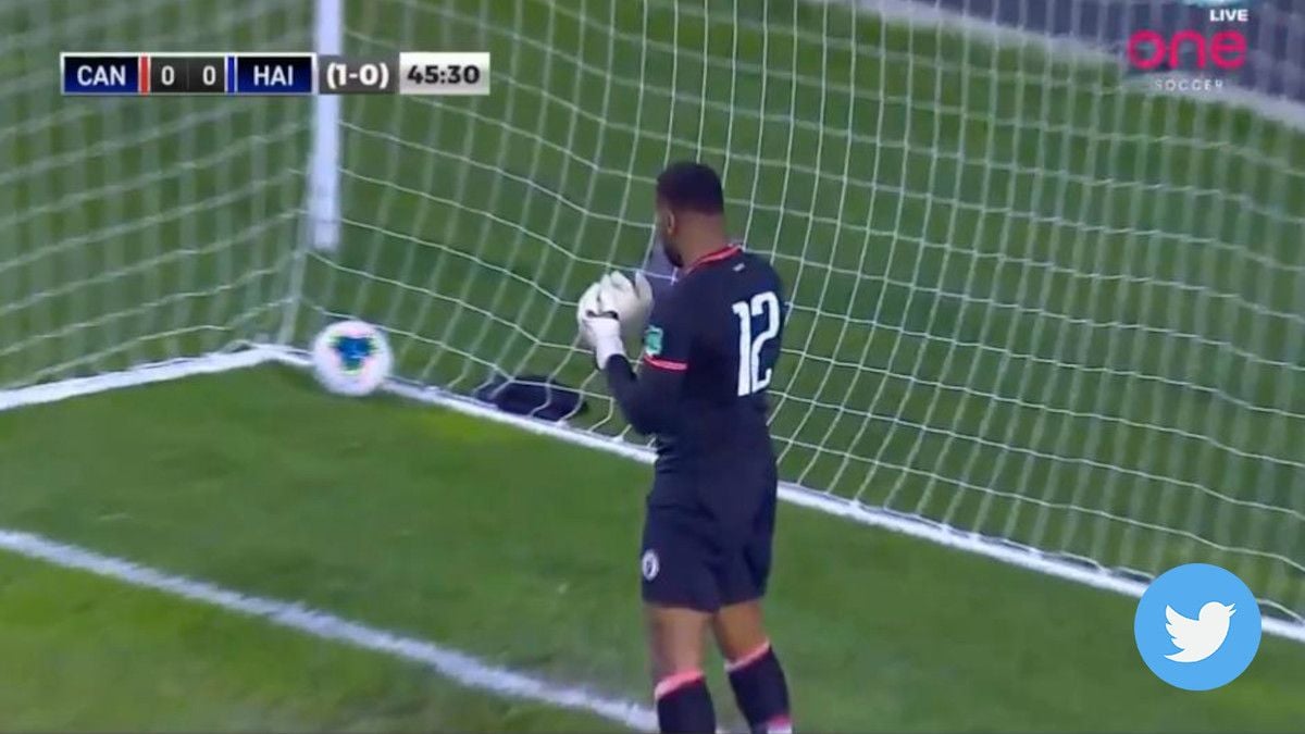 Josué Duverger, the goalkeeper of Haiti to the moment to commit an inverosímil autogol / photo: videocaptura