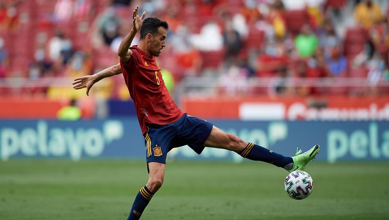 Sergio Busquets controla un balón con España