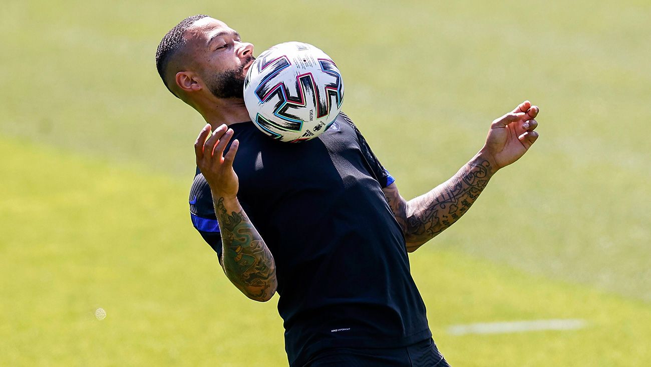 Memphis Depay controla un balón