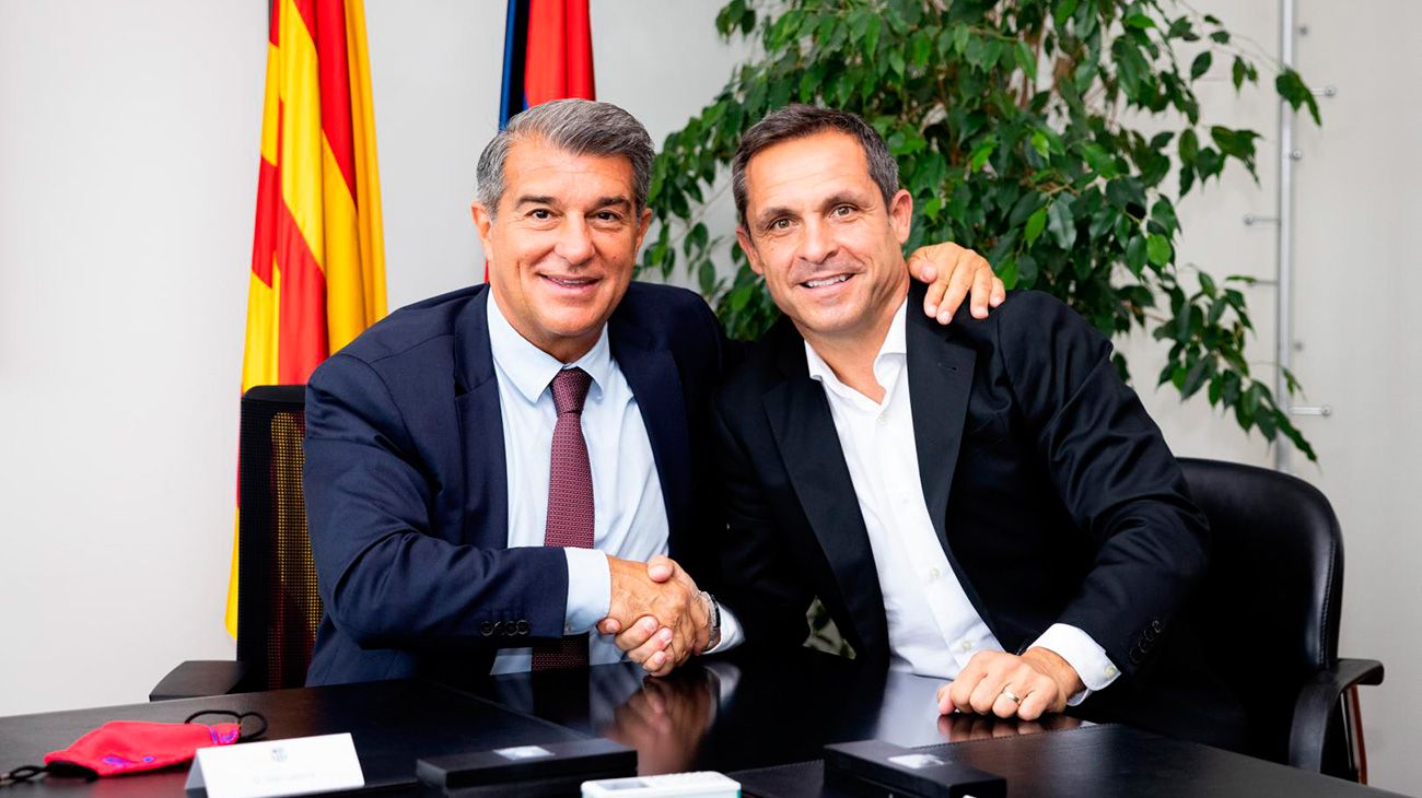 Sergi Barjuan poses with Joan Laporta / Photo: Twitter Official FCB