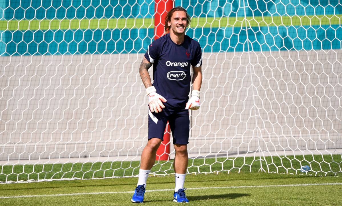 Griezmann, like goalkeeper in a training of the French selection