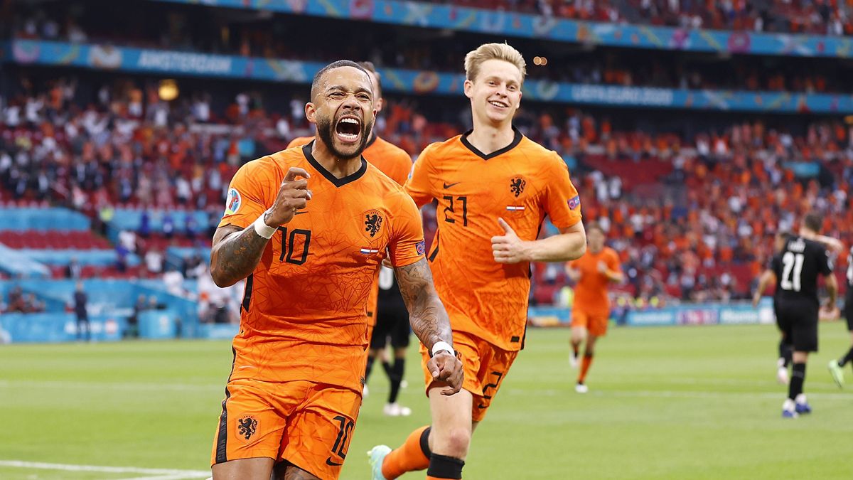 Depay celebrando su primer gol con Holanda en la Eurocopa 2021