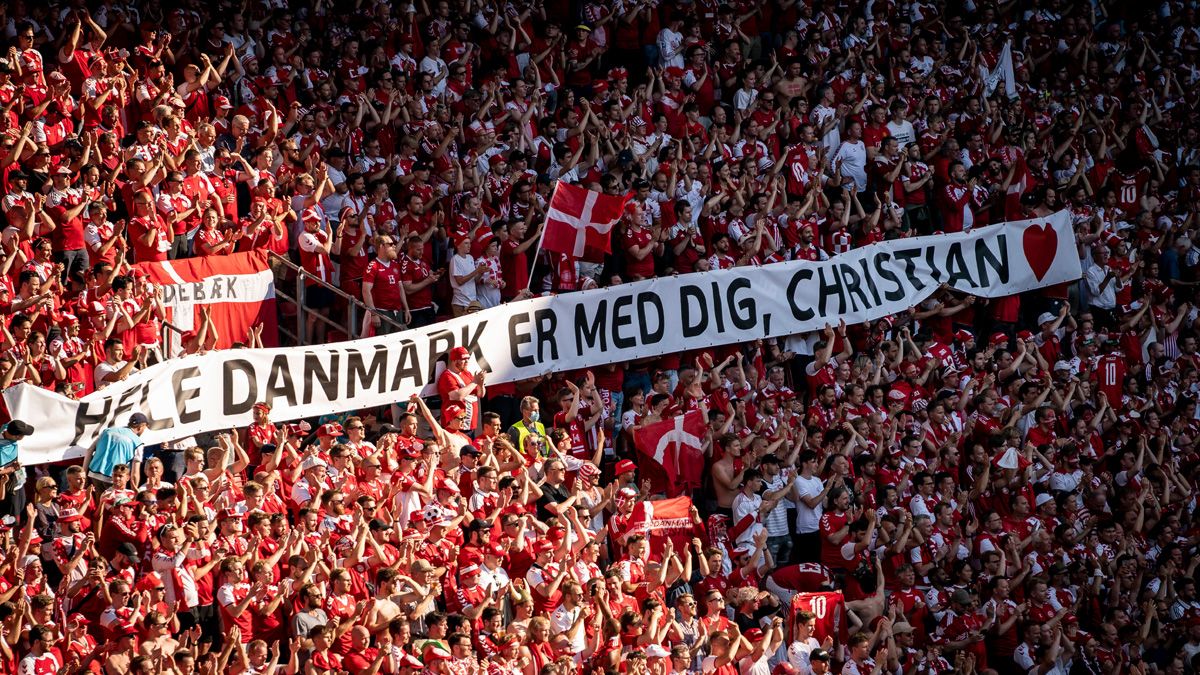 Pancarta de apoyo a Eriksen en el Dinamarca-Bélgica
