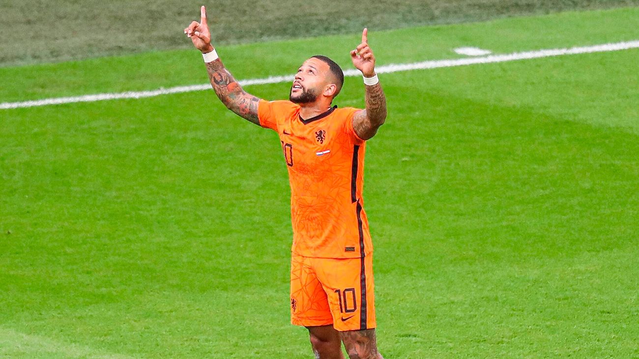 Memphis Depay Celebrates a goal with Holland