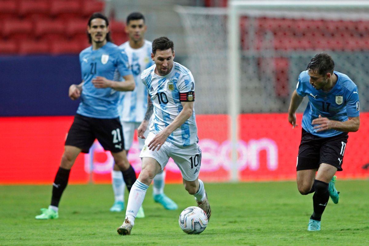 Messi en el partido entre Uruguay y Argentina