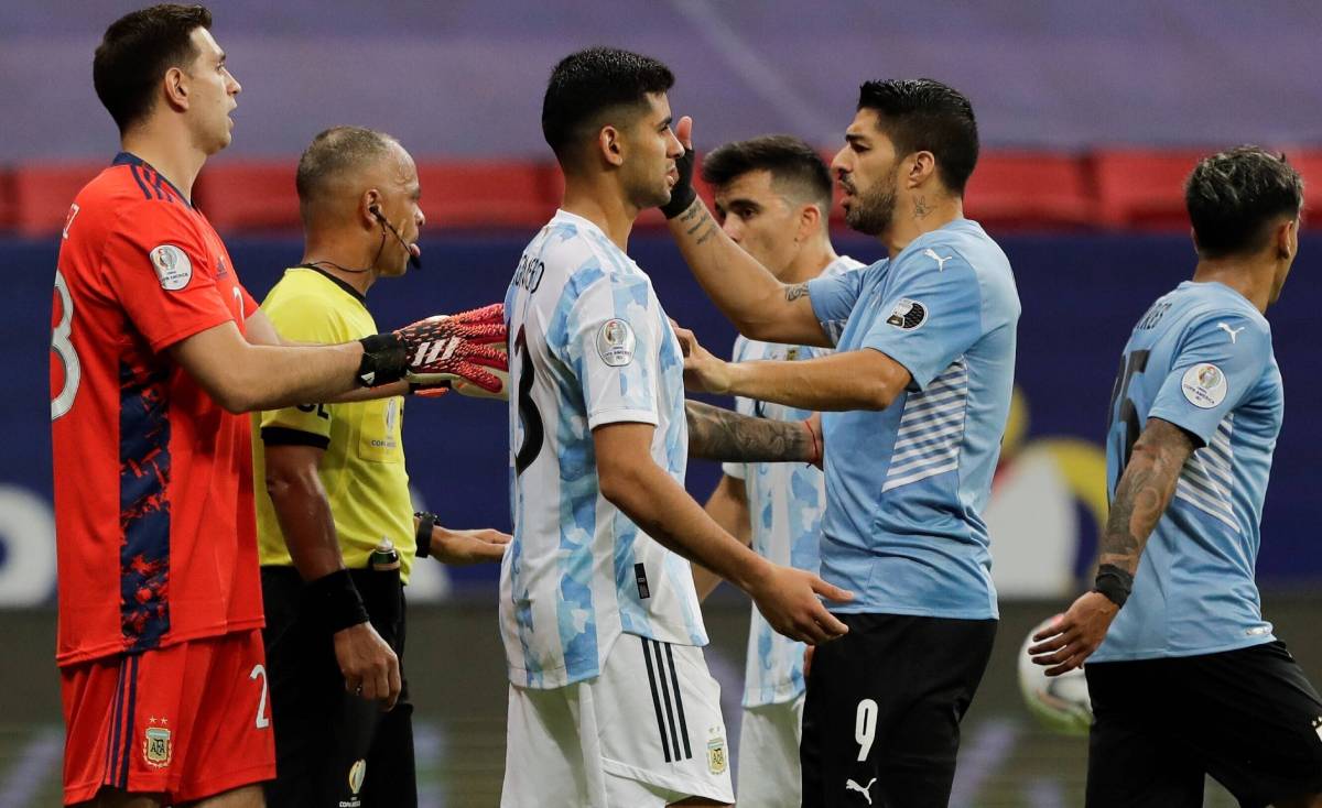 Luis Suárez ante Argentina por la fecha 2 de la Copa América