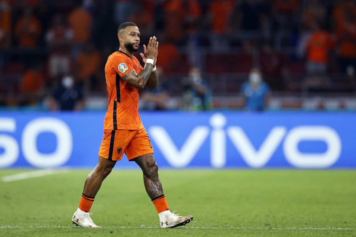 Depay en un partido con holanda