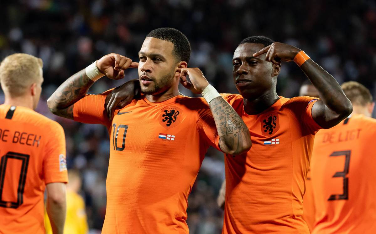 Memphis Depay Celebrates one of his goals covering his hearings