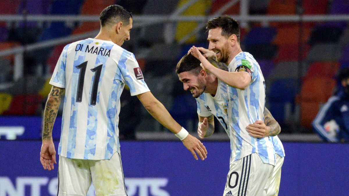 Leo Messi celebrando un gol con Rodrigo de Paul y Di María