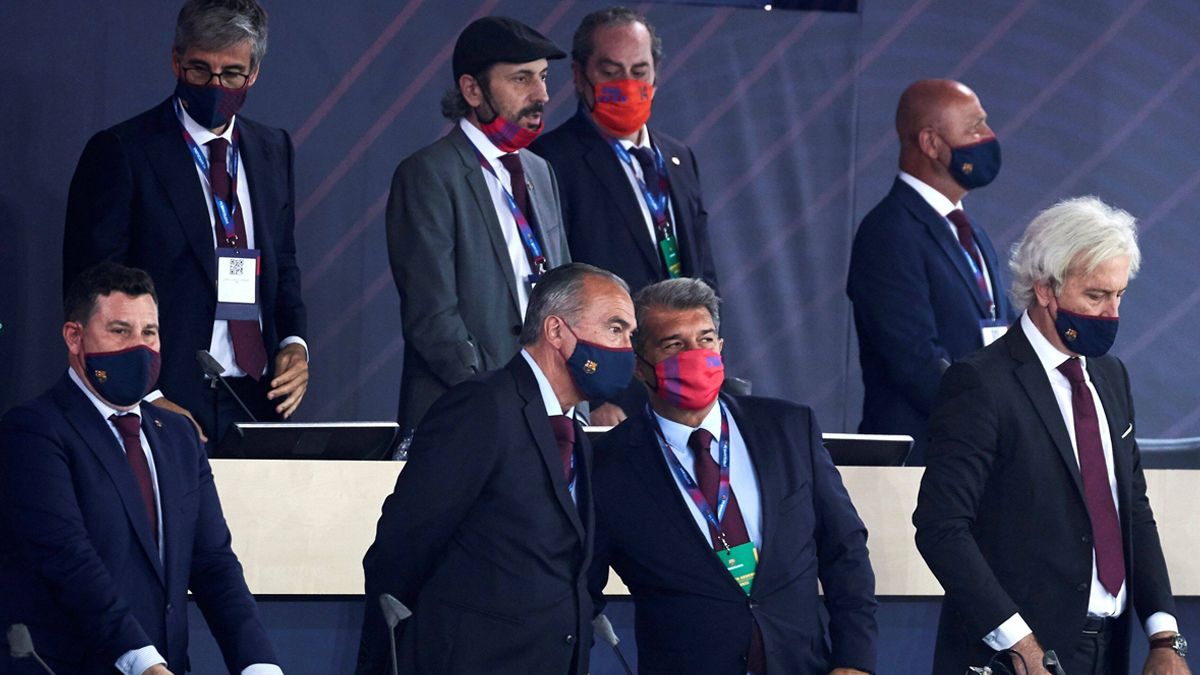 Joan Laporta and his directors during the Assembly of the Barça