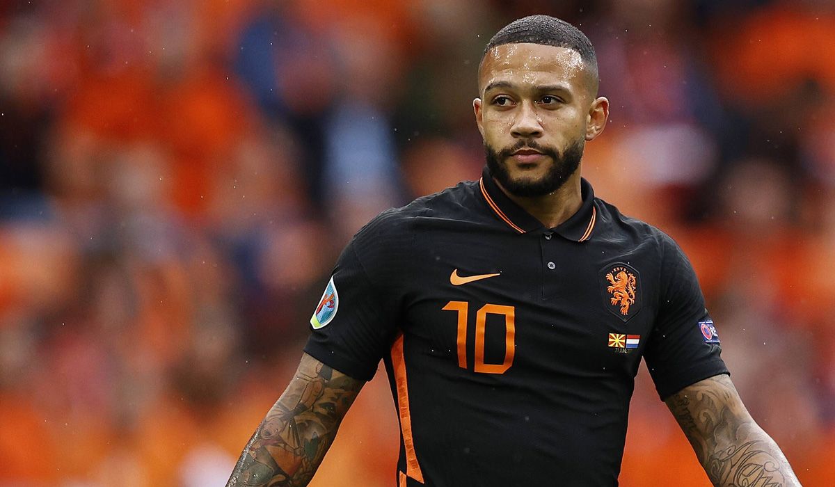 Memphis Depay en un partido con Holanda