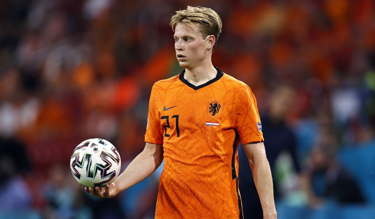 Frenkie Of Jong during a party with Netherlands