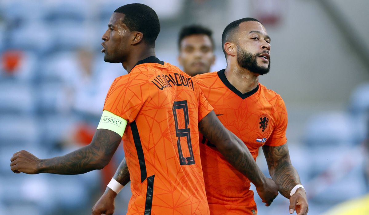 Wijnaldum y Depay en un partido con Holanda