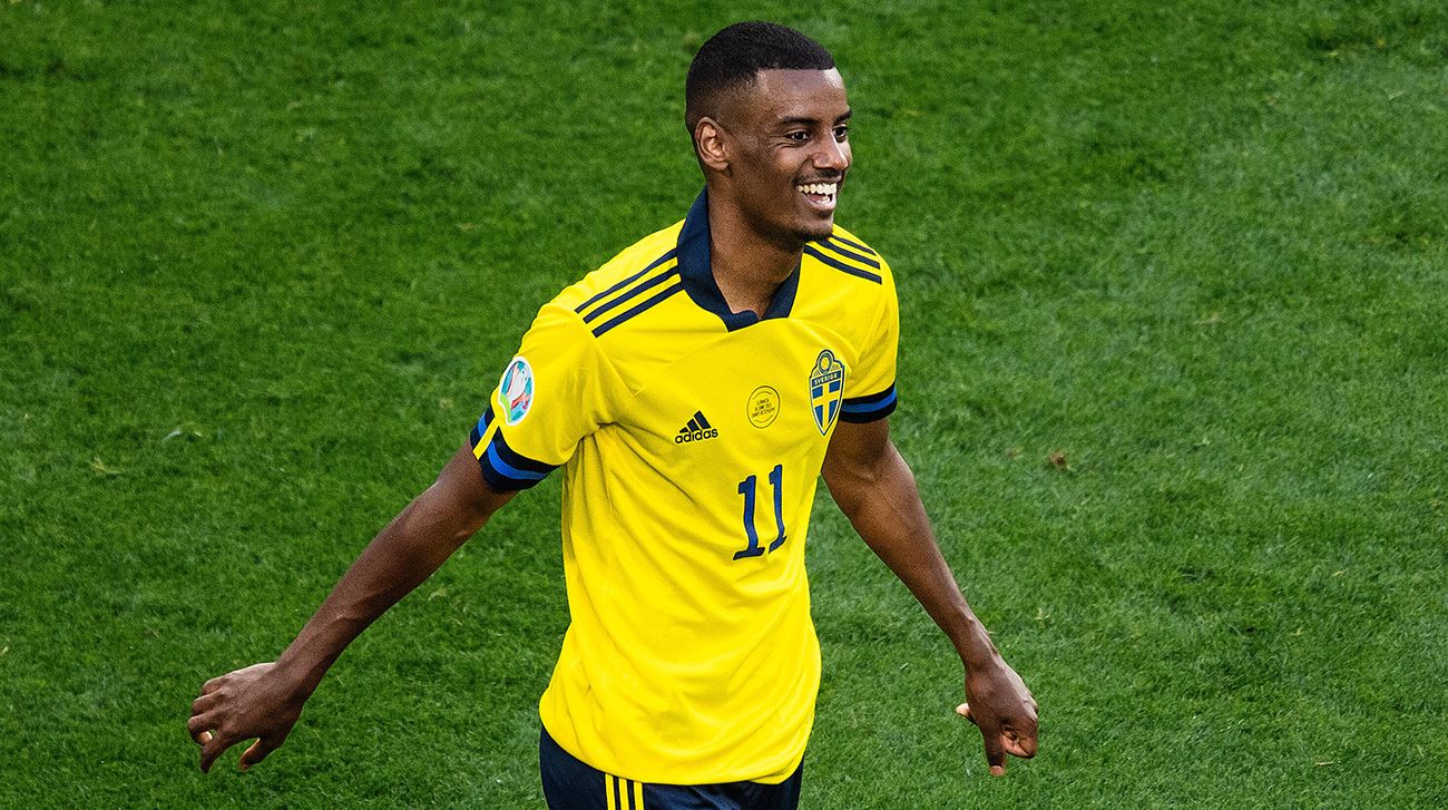 Alexander Isak en un partido con Suecia