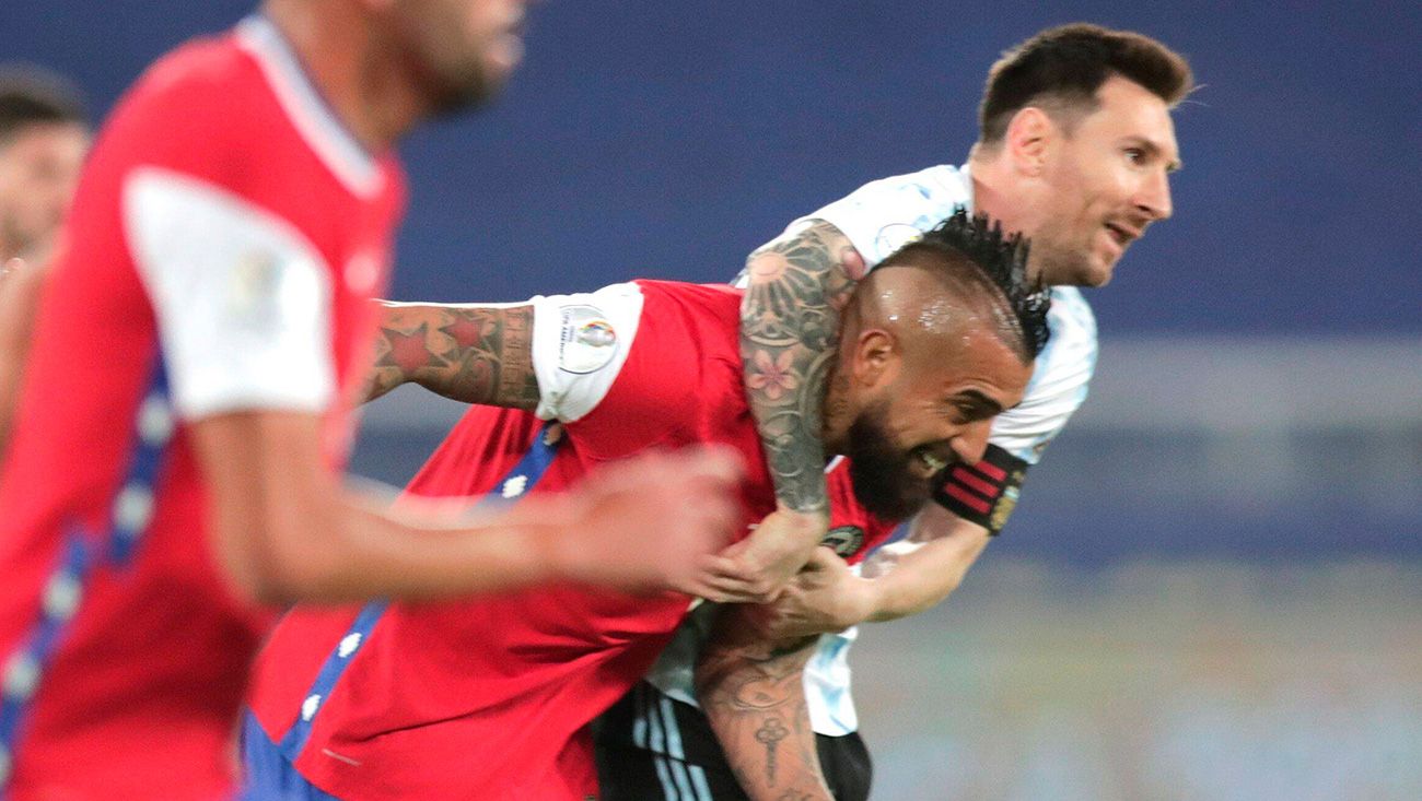 Leo Messi y Arturo Vidal bromean en el Argentina-Chile