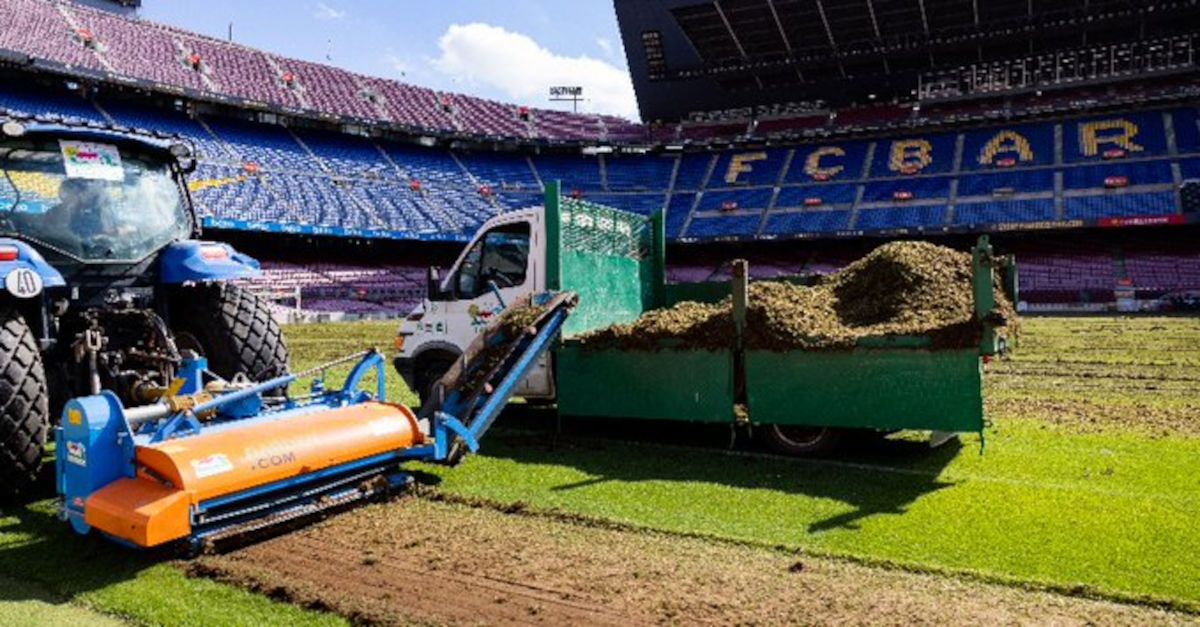 The Barcelona renews the cesped of the Camp Nou / photo: @fcbarcelona_is