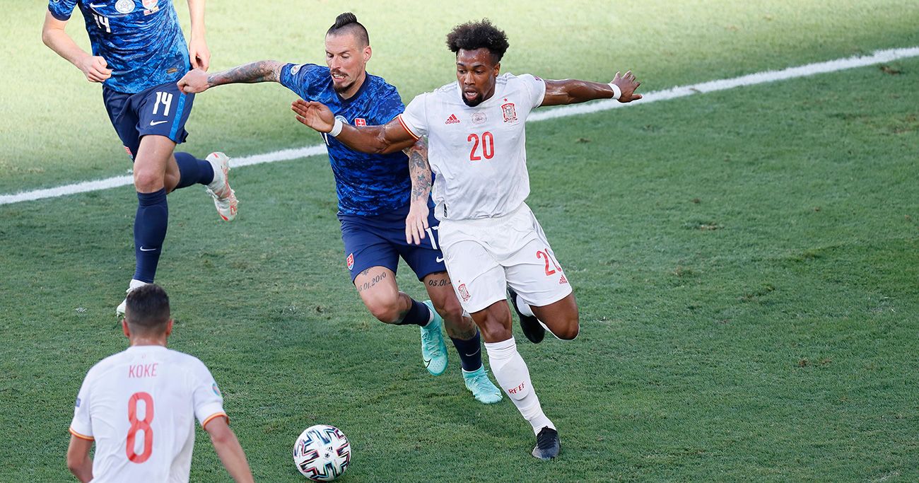 Adama Traoré Struggles by a balloon with Hamsik