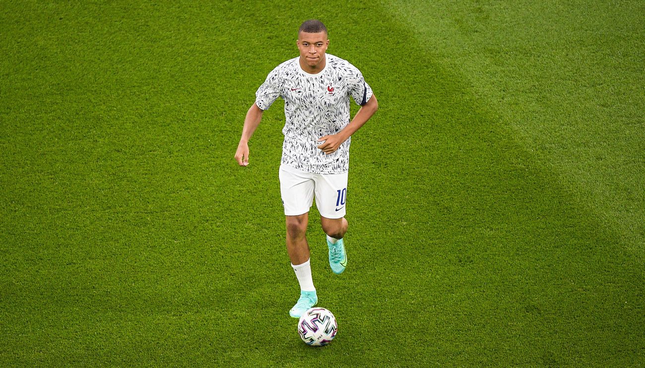 Kylian Mbappé In a warming with France