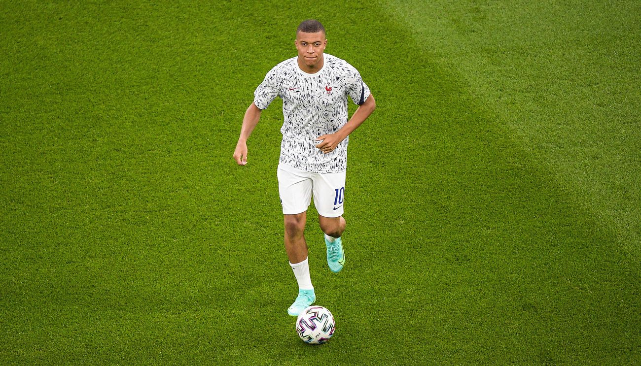 Kylian Mbappé en un calentamiento con Francia