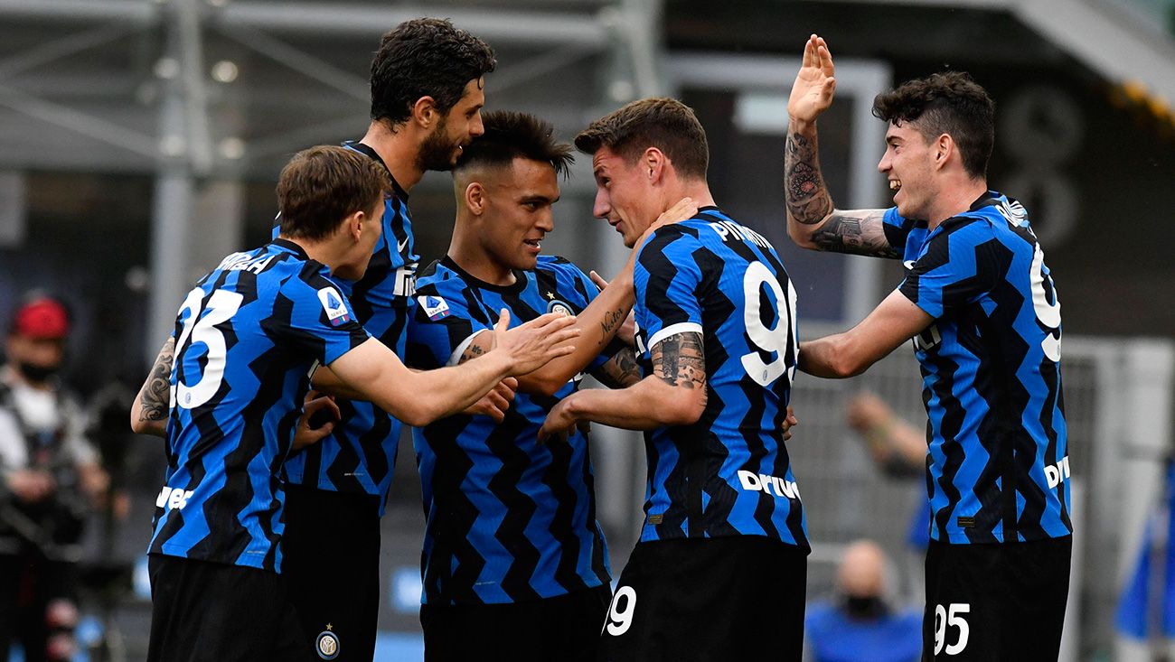 Several players of the Inter celebrate a goal