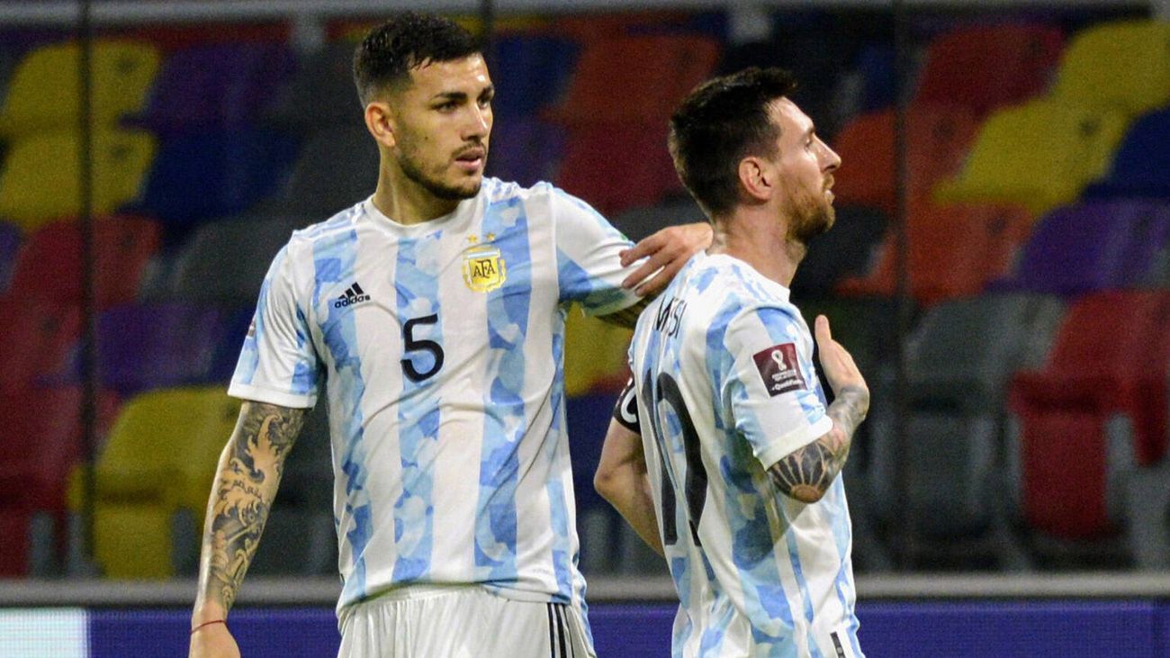 Leo Messi y Paredes celebran un gol