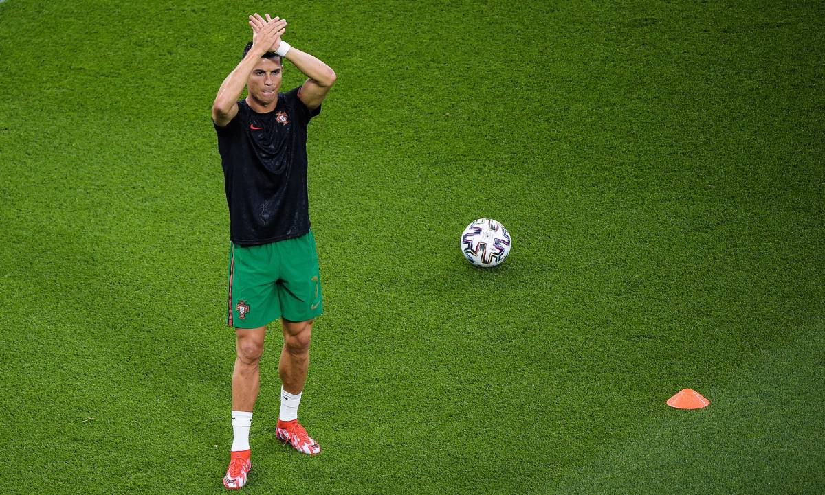 Cristiano Ronaldo heats in the previous of the Portugal France