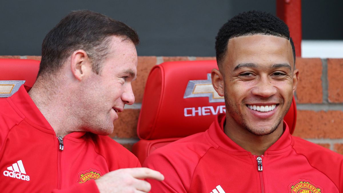Memphis Depay And Wayne Rooney, in the bench of the Manchester United
