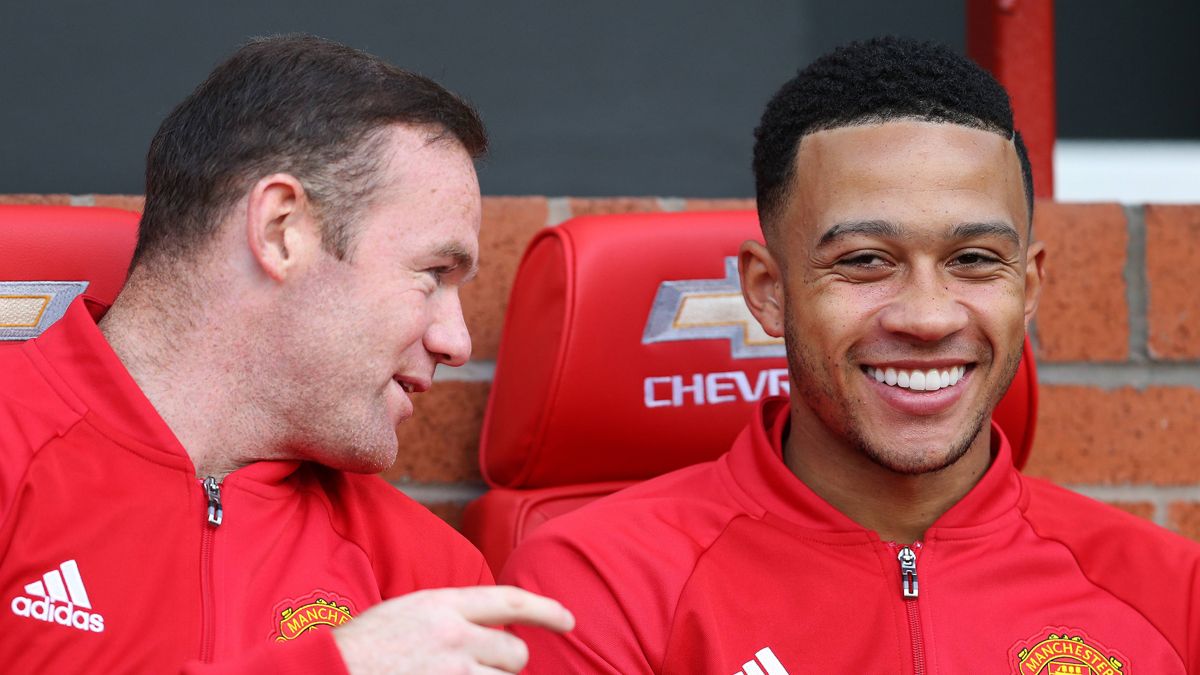 Memphis Depay y Wayne Rooney, en el banquillo del Manchester United