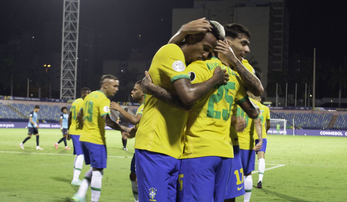 The selection of Brazil celebrates a goal in the Glass America