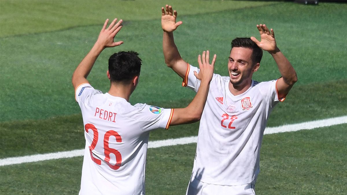 Pedri y Sarabia celebrando un gol con España
