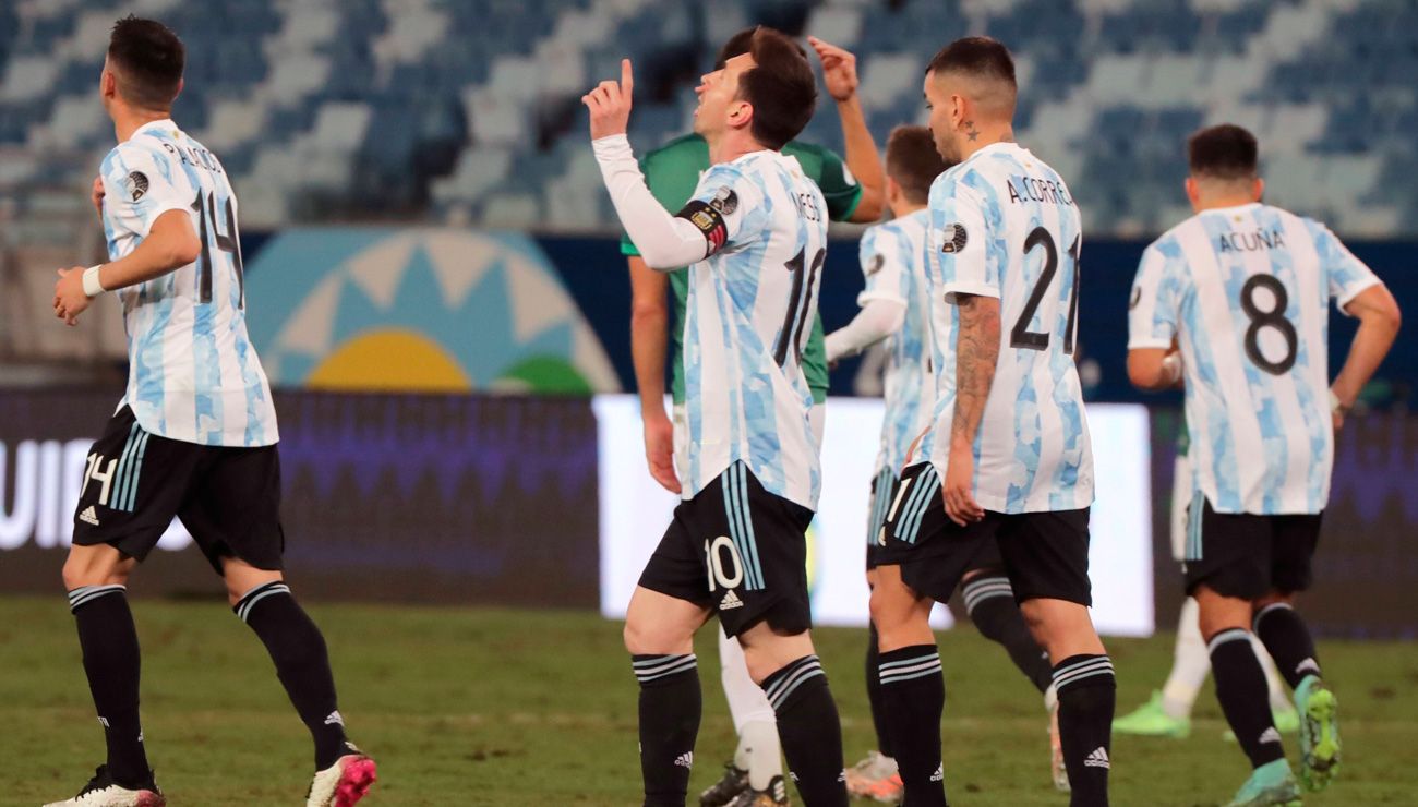 Leo Messi celebra un gol con Argentina