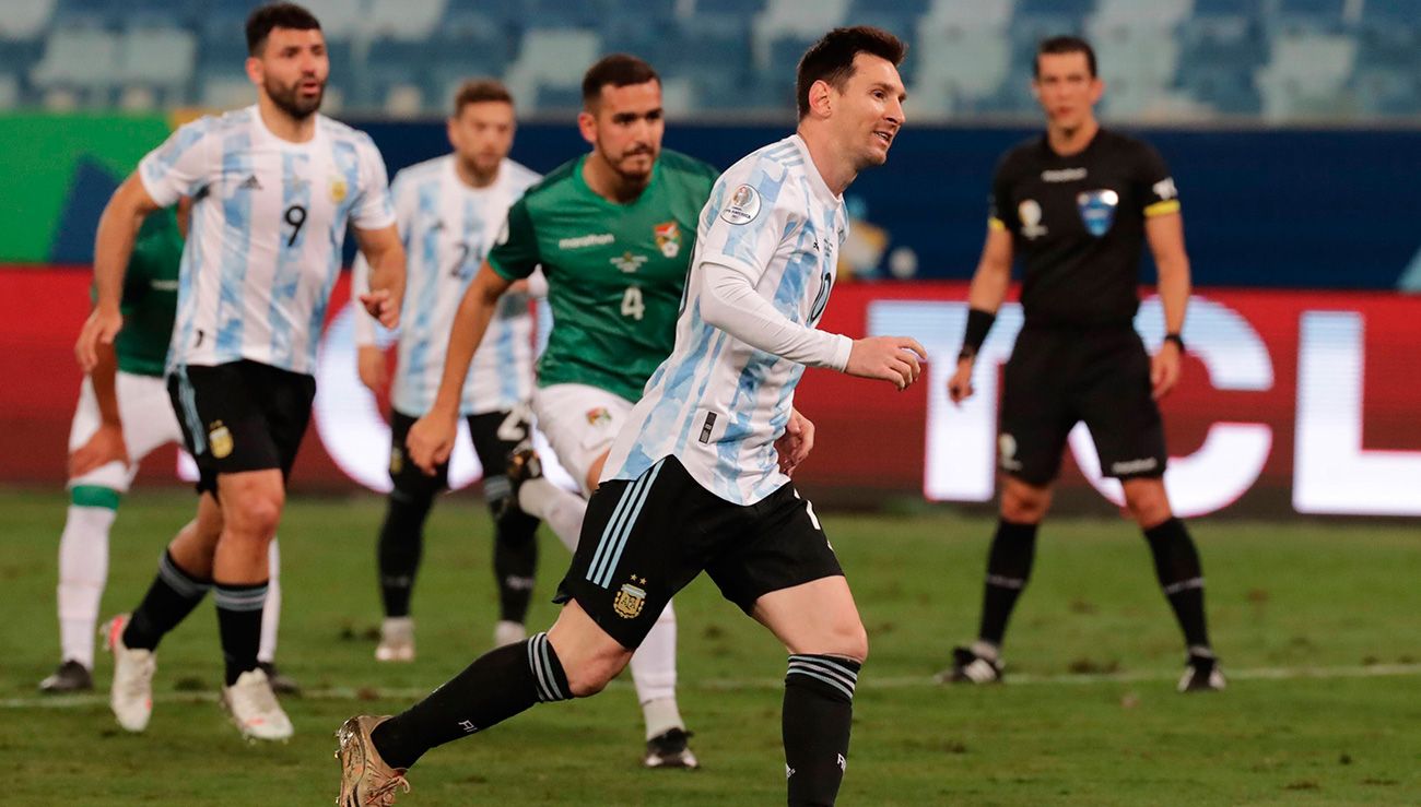 Leo Messi transforms his penalti with the Kun looking