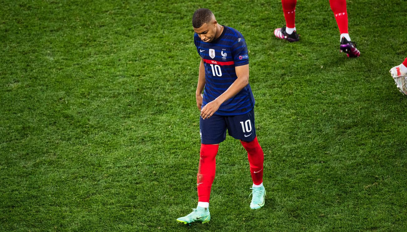 Mbappé se marcha desolado tras fallar el penalti ante Suiza