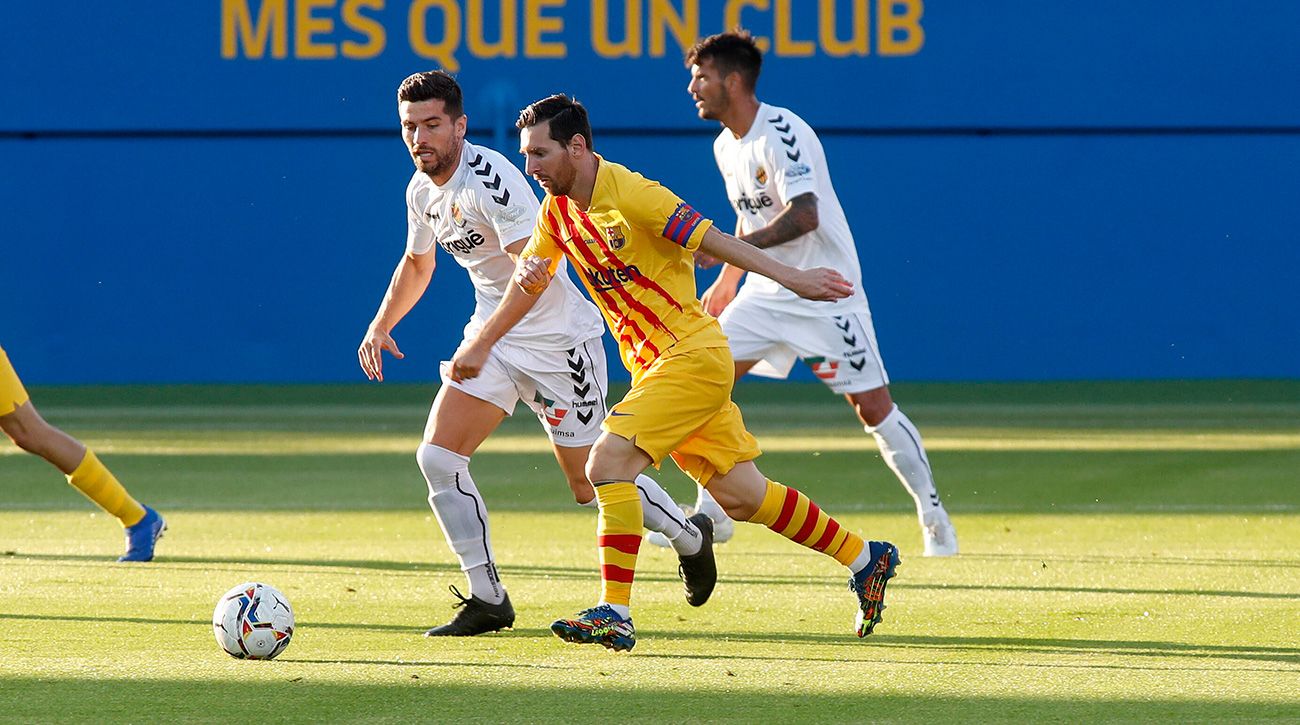 Leo Messi shoots in a friendly of pre-season