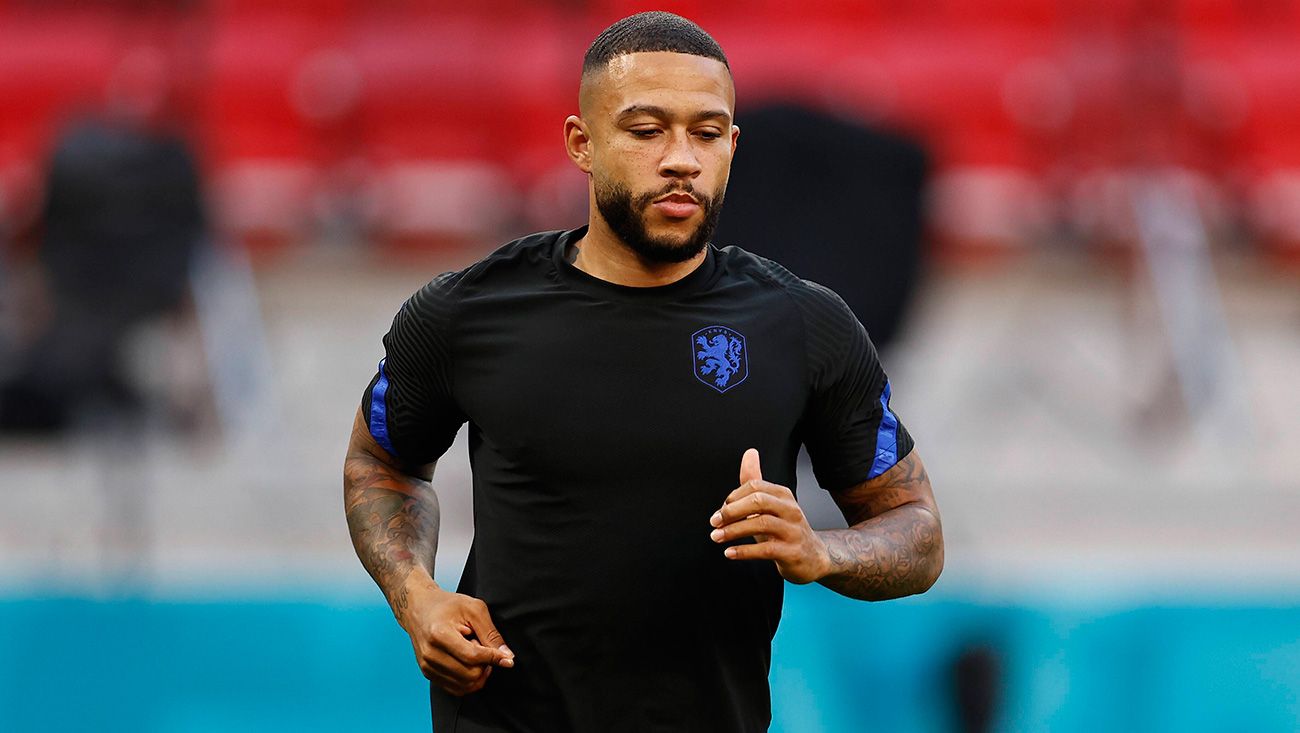 Memphis Depay en un calentamiento con Holanda