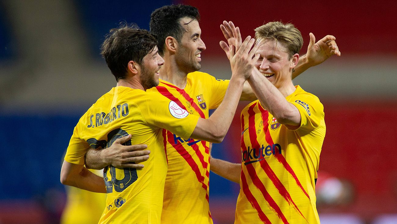 Sergi Roberto, Busquets and Of Jong celebrate a goal