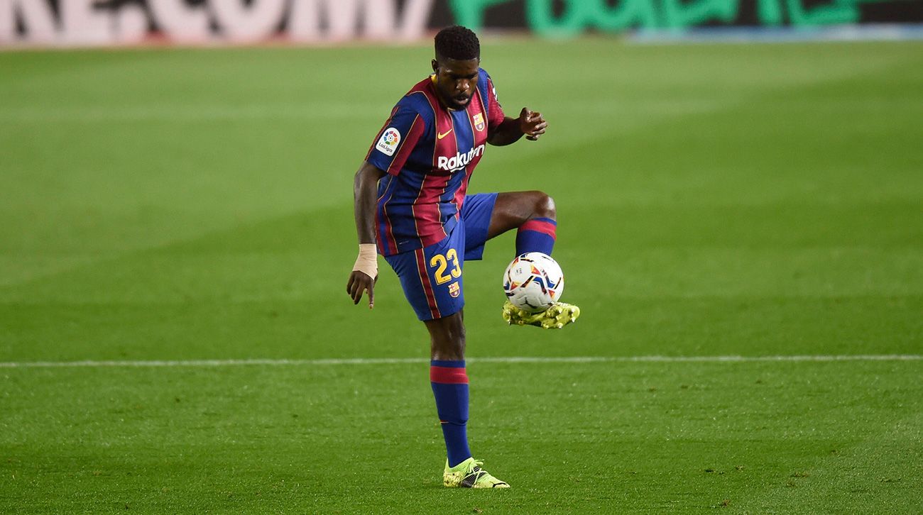 Samuel Umtiti controls a balloon