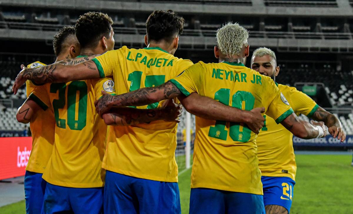Jugadores de Brasil celebran un gol en la Copa América
