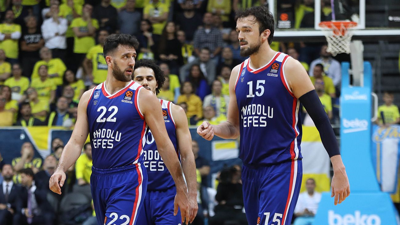 Sanli, Micic and Larkin by behind in a party of the Efes
